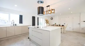 Modern 5-Bed Home EV City Centre 10 min - Image 3