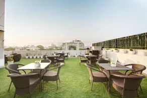 Salstayz Select - Huda City Center - Image 4