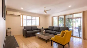 Peaceful 4B2B Sweet Home w Backyard at Springfield - Image 3