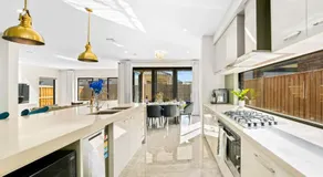 Stunning Park-fronted Luxury Grand Family House with Free Gym, Pool and Spa! - Image 4