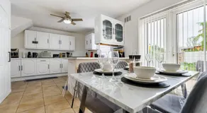 Stylish 3-Bed Home - 5 min walk to ExCeL - Free Parking - Near O2 & Canary Wharf - Image 3