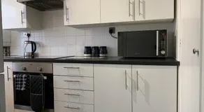 Modern Cosy Warm Home With Free Parking - Image 5