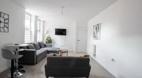 Business & Family-Friendly 2BR Racecourse Park 5min to Town & Hospital Parking WiFi - Image 2