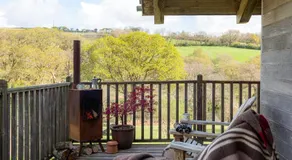 Kingfisher Cabin, Butterwell Farm, Riverside cabin on 40-acre private estate - Image 4