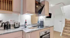 2 Bedroom City Centre Apartment with Free Parking - Image 5