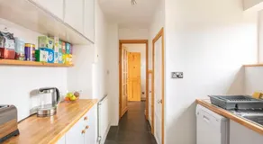 Double Room l Large TV l Great Transport Links - Image 4