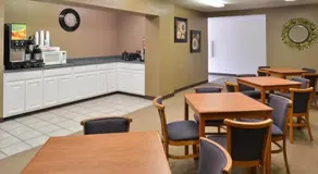 Comfort Crest Inn Smackover - Image 4