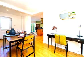 Spacious 4-Bed Home! WiFi ! Parking Great Location - Image 3