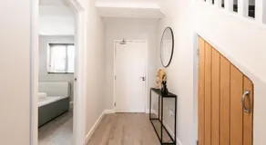 Central 2 Bed Apartment Perfect for Long and Short Stays - Image 3