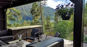 Gjestehus i Sogndal med utsikt over fjord og fjell - Image 4