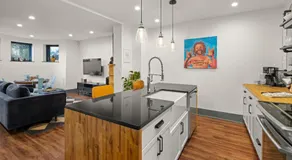2BR Capitol hill delight, with private parking - Image 2
