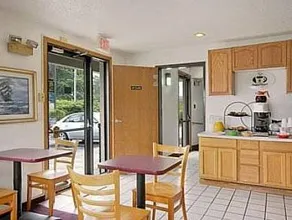 Super Inn by OYO Lansing MI - Image 4
