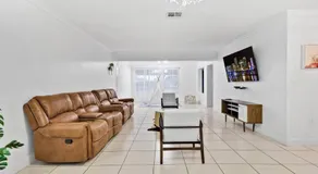 Private Lakefront Home in Miami Pembroke - Image 4