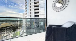 Luxurious Cozy 1-Bed FREE Carpark Gym Pool & Spa - Image 5