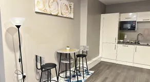 2 Bed Apartment - Sleeps 4 - Wifi - Parking - Image 3