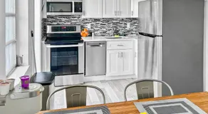 Stylish Tropical Key West Home - Private Yard, Free Parking & Laundry - Image 5