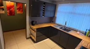 Entire luxury house Free Parking accommodations for contractors and long stays - Image 5