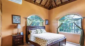 YanceyLargoEstate 2BR Villa with Mountain Views - Image 2