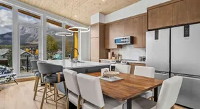 Scenic Views in a Luxurious Townhouse - Image 2