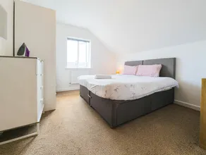 Clean & Bright 1 Bed Apartment - Image 5