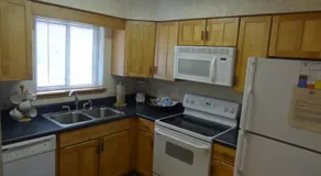 C16, Two bedroom, two bath, log-sided Harbor North luxury cottage with hot tub overlooking Lake Ouachita - Image 5