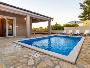 Cozy Holiday Home in Šorici with Pool - Image 4