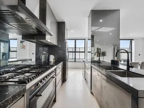 Luxury 3BR Penthouse with Parking & Walk to Darling Harbour & ICC & CBD & Chinatown - Image 3
