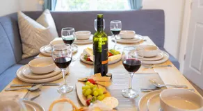 Clayton House- Conveniently Located, Spacious & Modern 4 Bedroom House Suitable for Work and Leisure Stays - Image 4