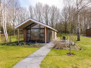 Scenic Retreat by the Lake - Image 2