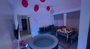 Jacuzzi Apartment with Romantic Decoration - Image 2
