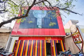 Capital O Honey Hotel - Image 5