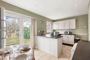 BridgeCity 4 bed House in Maidstone Free Parking - Image 5