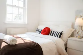 Riverside Townhouse with Private Garden - Image 2