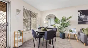 Trendy townhouse on lakes edge with lush parks - Image 4