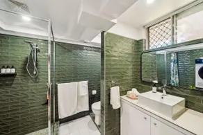 Beachfront Burleigh Getaway - Image 5