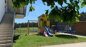 Charmant appartement de vacances convivial et familial avec barbecue, terrasse et jardin | Vue jardin | Adapté au travail à distance - Image 4
