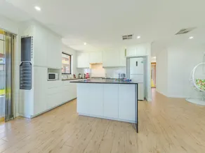 Bright Airy Retreat With Garden - Image 3