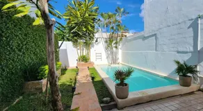 Beautiful house with a pool - Image 3