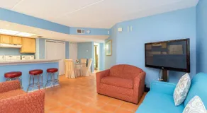 Walk to Beach House in Heart of Entertainment District - Atrium unit 102 - Image 3