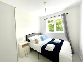 Supremely Posh 4-Bed Terraced Home Parking &Garden - Image 2