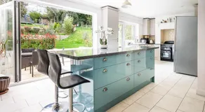Spacious 4BR House Stunning Garden Driveway - Image 3