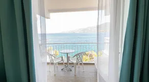 Beachfront Studio with Private Path to the Sea - Image 3