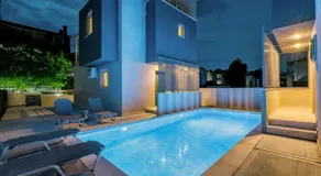 V Luxury Apartments with Pool - Image 4