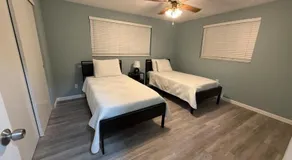 Modern and Cozy 2 & 2 - Only 5 Minutes From The Beach - Image 2