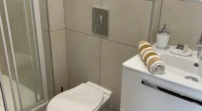 Superbe Chambre ParentaleDouche Privée et WC Privés, Wifi, Cuisine Intégrée - Image 2