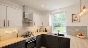 NEW Lovely-4Bed-2Bath-Parking-By FabAccommodation - Image 4