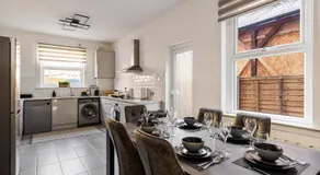 Modern 4 Bedroom House In Woodgreen - Image 5