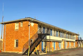Cole Manor Motel By OYO Love Field Market Center - Image 4