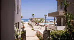 Chrispa's House Beachfront Bliss & Stunning Views 50m from the beach - Image 4