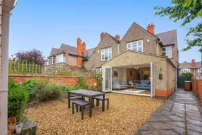Beautiful House - Sleeps 8 - Close to City Centre - Free Parking, Fast Wifi and Smart TV with Virgin TV and Netflix by Yoko Property - Image 4